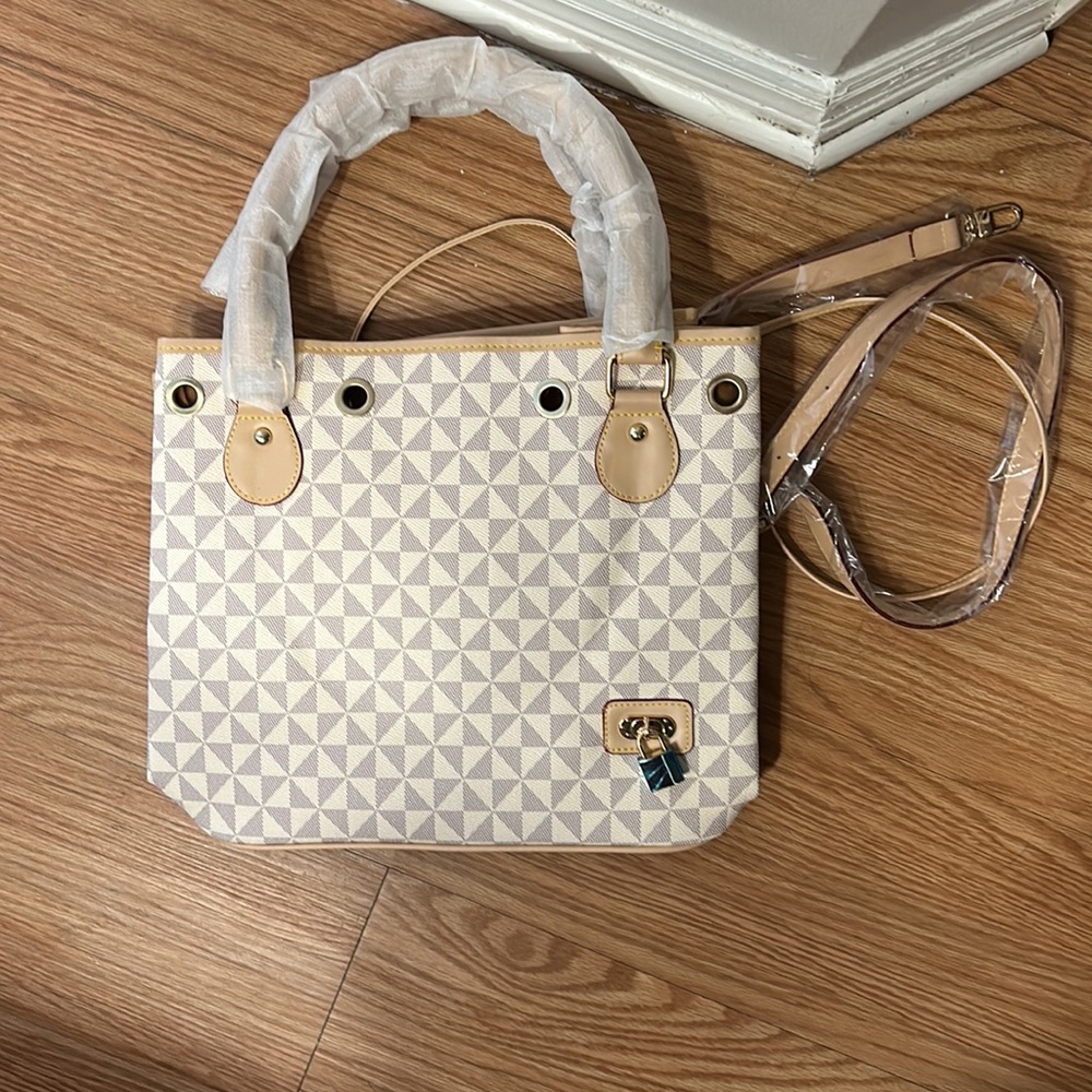 Large Stylish brand new purse with multiple straps in time for holidays !!
